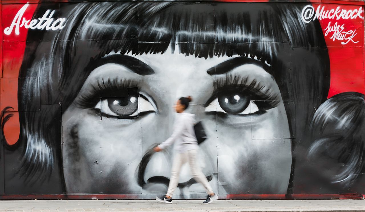 <strong>London:</strong> In the East London neighborhood of Shoreditch, a new mural by artist Jules Muck, in collaboration with Global Street Art, pays tribute to the late musician Aretha Franklin. 