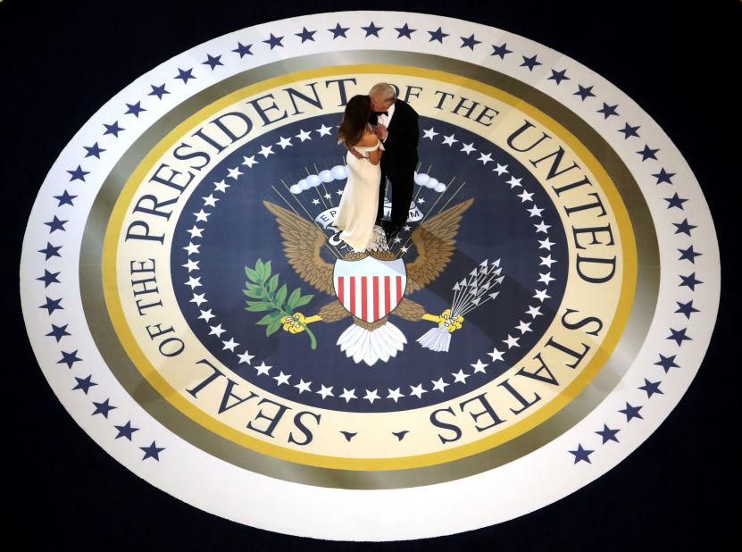 The new president kisses the first lady as they dance at one of <a href="http://www.cnn.com/2017/01/20/politics/gallery/2017-inaugural-balls/" target="_blank">three inaugural balls.</a> The president, known for his affinity of over-the-top gold fixtures, <a href="http://www.cnn.com/2017/01/20/politics/inaugural-ball-melania-trump-fashion-2017/" target="_blank">went for classic Americana</a> with a touch of retro glitz.