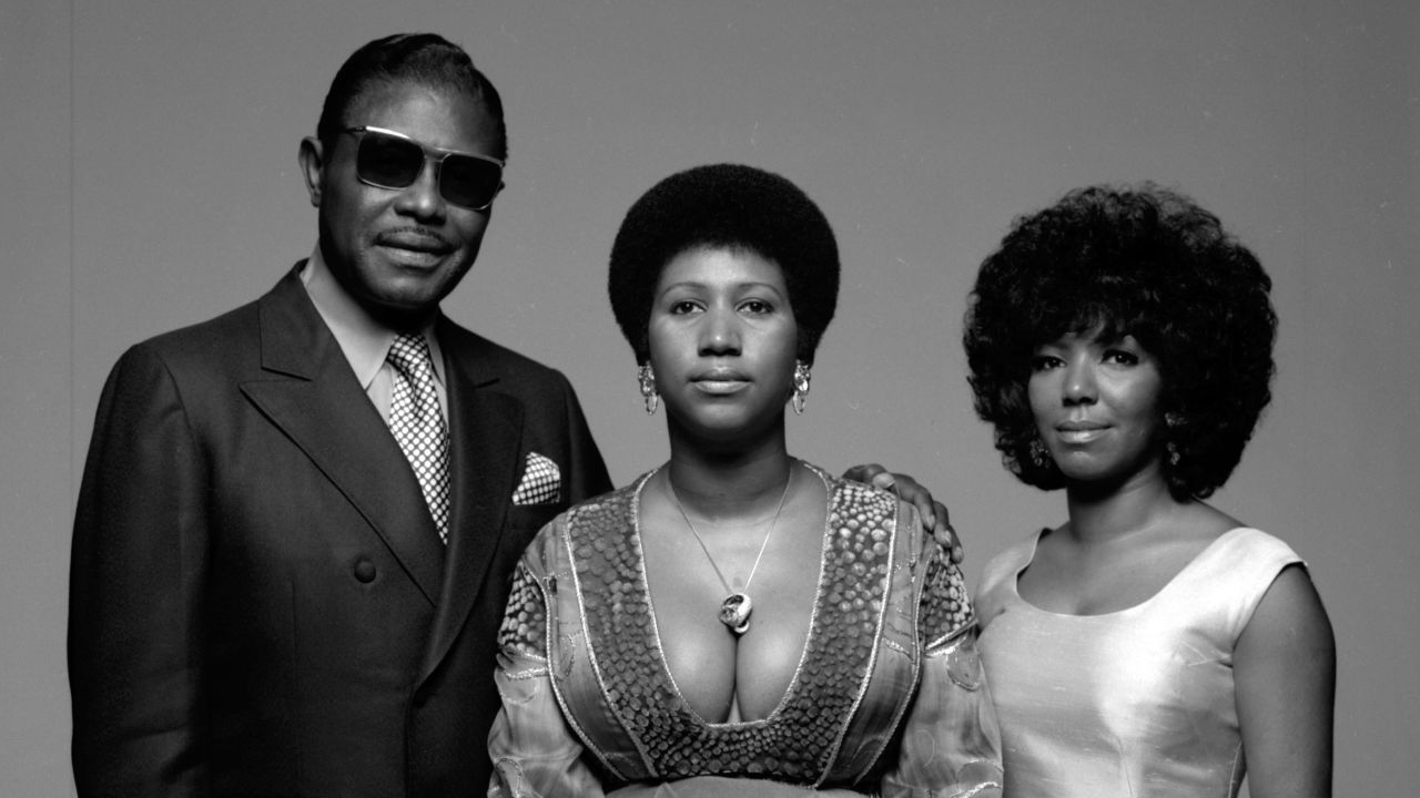 Aretha Franklin, center, with her father and sister Carolyn in 1971. 