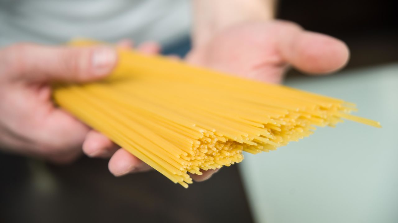01 uncooked spaghetti