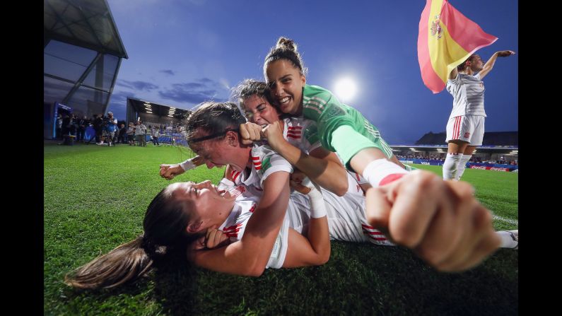 Spanish players celebrate after defeating France in the semifinals of the U-20 Women's World Cup on Monday, August 20.