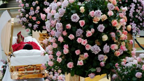 Aretha Franklin lies in her casket