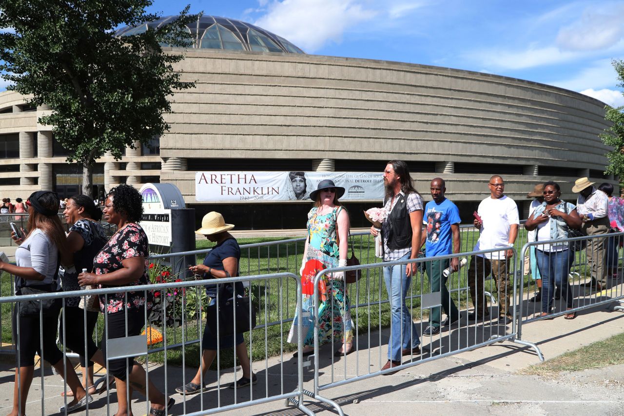 Fans line up to view Franklin's body on Wednesday.