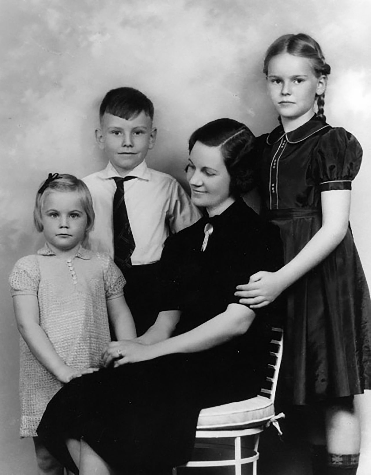 Laila Buffett poses with her three children -- from left, Roberta, Warren and Doris. 