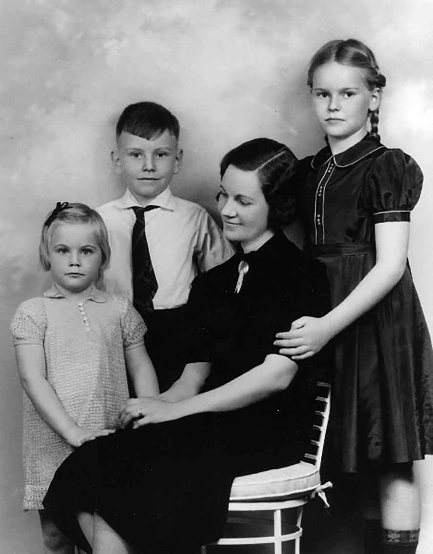 Laila Buffett poses with her three children -- from left, Roberta, Warren and Doris. 