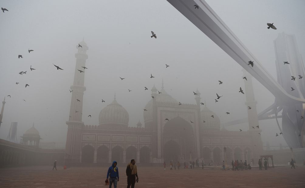 A rendering of Jama Masjid, a 17th century Mughal mosque in Delhi, in thick smog with a filter tower adjacent. The Smog Project claims each tower could produce more than 353 million cubic feet of clean air per day, serving 100 hectares.
