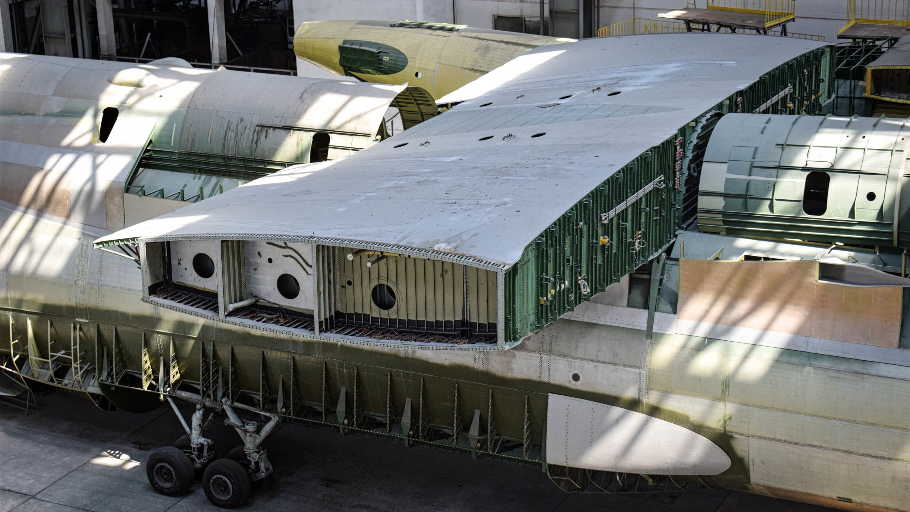 <strong>Giant jigsaw:</strong> When attached, the AN-225's wings have a span of 88.4 meters (290 feet) -- the largest of any airplane currently in service.