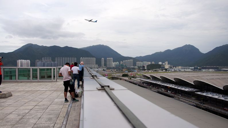 <strong>Great place for planespotters: </strong>Not many passengers know there is a plane viewing deck on top of Hong Kong Airport's Terminal 2.