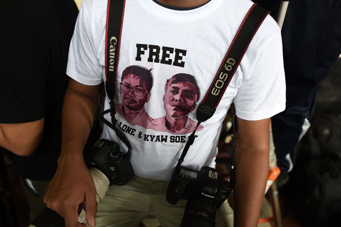 A journalist, wearing a T-shirt urging authorities to free detained Myanmar journalists Wa Lone and Kyaw Soe Oo, waits at a court in Yangon on August 27, 2018. 