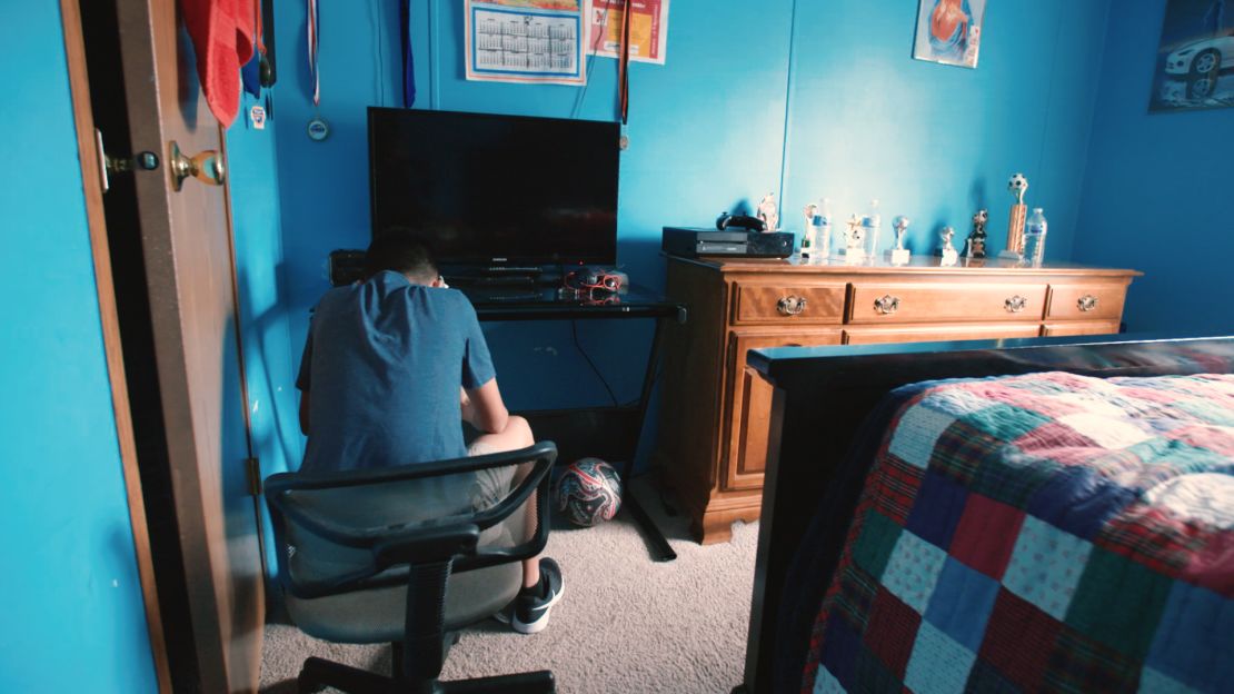 Alejandro, at his aunt's Chicago home, wants to finish school in the US -- "and when tomorrow comes, be somebody."