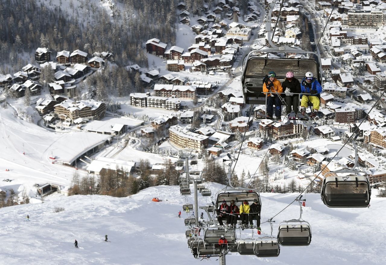 For the past six years, the ski resort of Val d'Isere has hosted a winter golf tournament. 