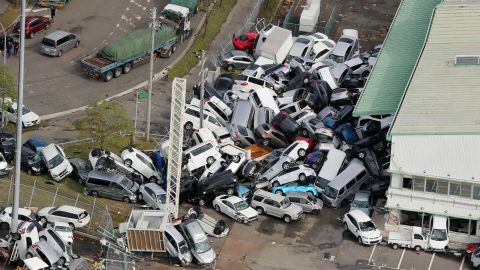 Strong winds in Kobe left cars piled in a heap.