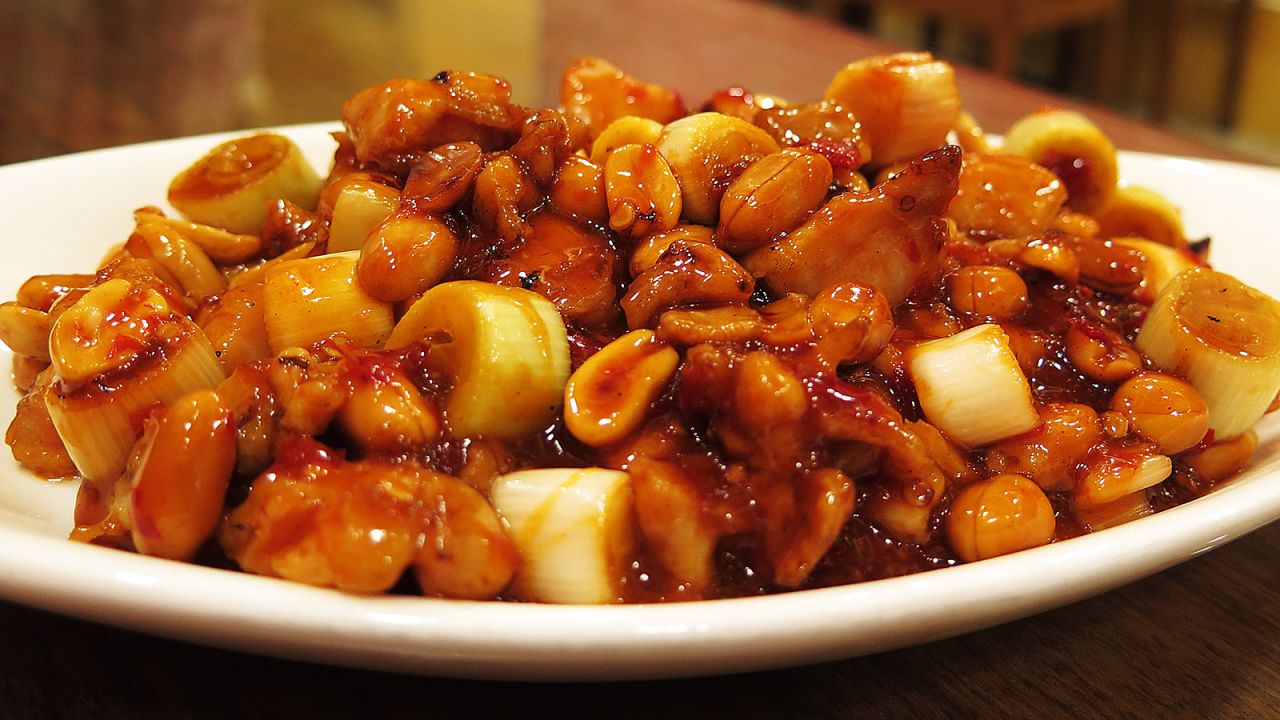 Though Pracha Rat Bamphen Road lacks the charm of Yaowarat, it's a great place to enjoy authentic Sichuan and Yunnanese cuisine.