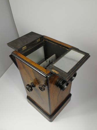 In some of the larger stereoscope devices, viewers could insert up to 100 scenes to create their own tours around the world in 3D. 