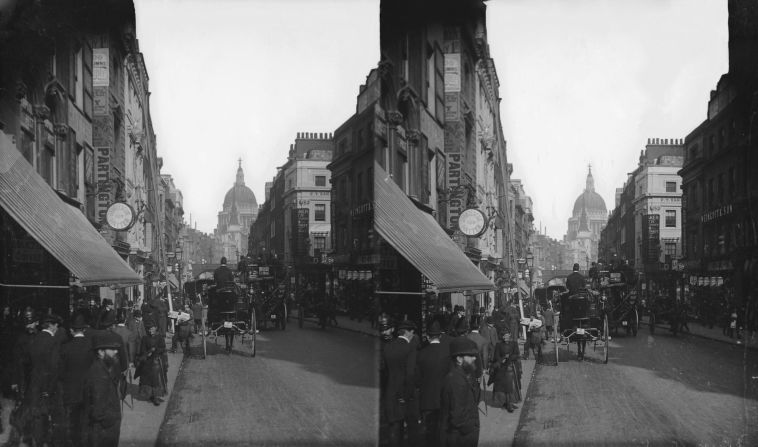 Traffic on Fleet Street with St Paul's Cathedral in the background, circa 1900. 