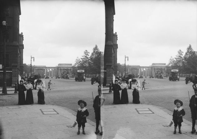 The Grand Entrance to Hyde Park at Hyde Park Corner, circa 1900. 