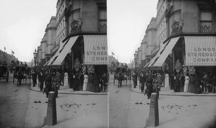 People outside the <a href="http://www.londonstereo.com/introduction.html" target="_blank" target="_blank">London Stereoscopic Company's</a> offices in Regent Street, 1900. The Company sold stereo views and stereoscopes to the public from as early as 1854.