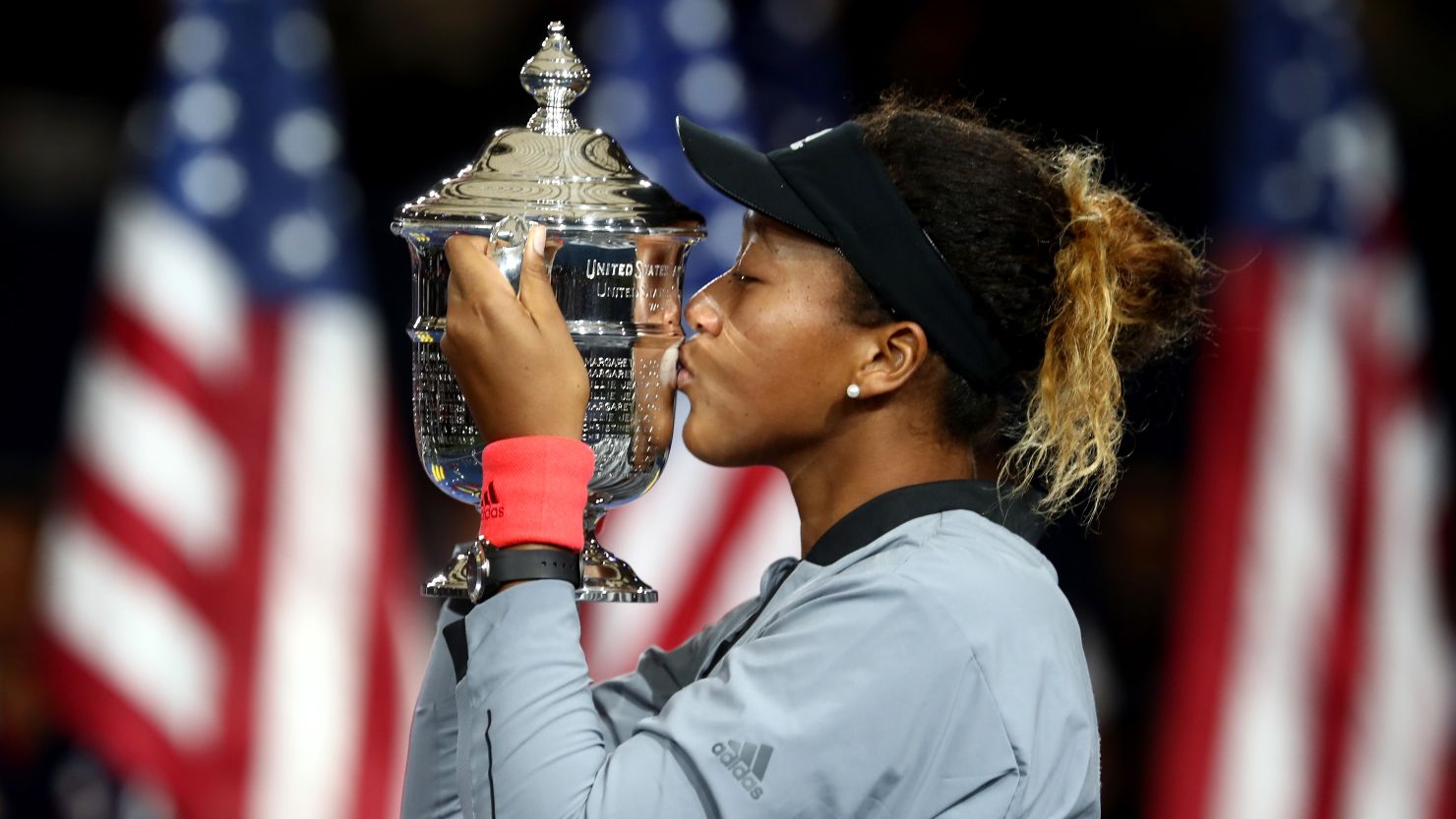 Osaka poses with the US Open trophy