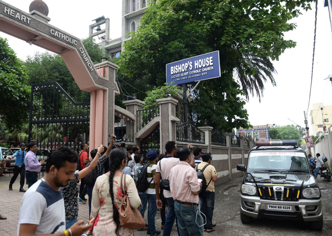 Indian media persons gather around police vehicle in front of Bishop's house to cover the Kerala state police investigation in relation to bishop Franco Mulakkal alleged sexual assault to a nun, in Jalandhar on August 13, 2018. (Photo by SHAMMI MEHRA / AFP)        (Photo credit should read SHAMMI MEHRA/AFP/Getty Images)