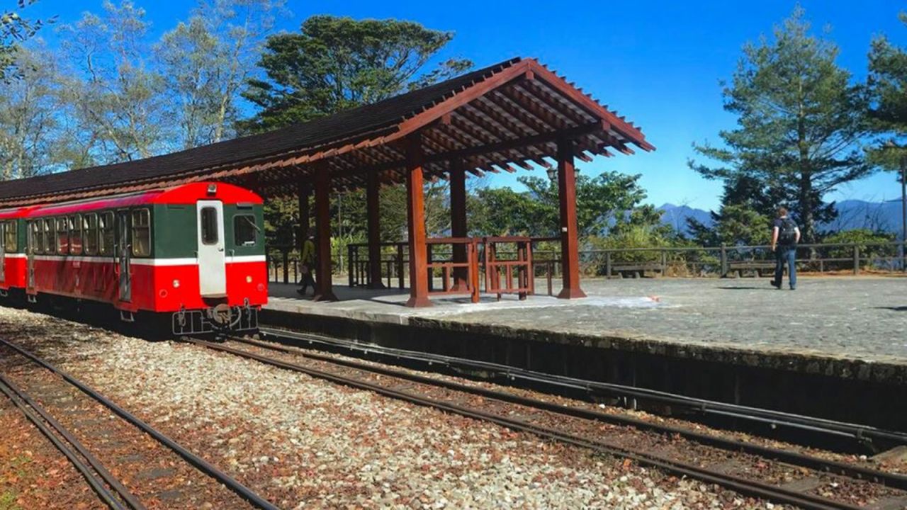 <strong>How to ride the Alishan Railway: </strong>Only one train departs from Chiayi at 9 a.m on weekdays and two more (at 8:30 a.m. and 9:30 a.m.) during the weekends. To go to Alishan, travelers can take the main line from Chiayi Station to Fenqihu Station (2 hours 20 minutes) and continue the journey by bus from Fenqihu Station to Alishan Station. 