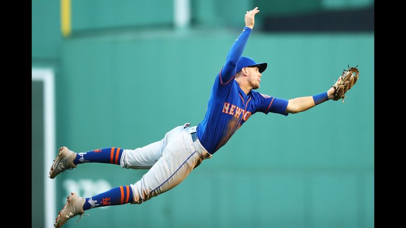 Jeff McNeil of the New York Mets makes a diving catch in the sixth inning of a game against the Boston Red Sox at Fenway Park on Saturday, September 15.