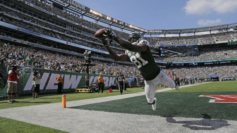 New York Jets wide receiver Quincy Enunwa catches a pass that was ruled out of bounds during the first half of the game against the Miami Dolphins on Sunday, September 16.