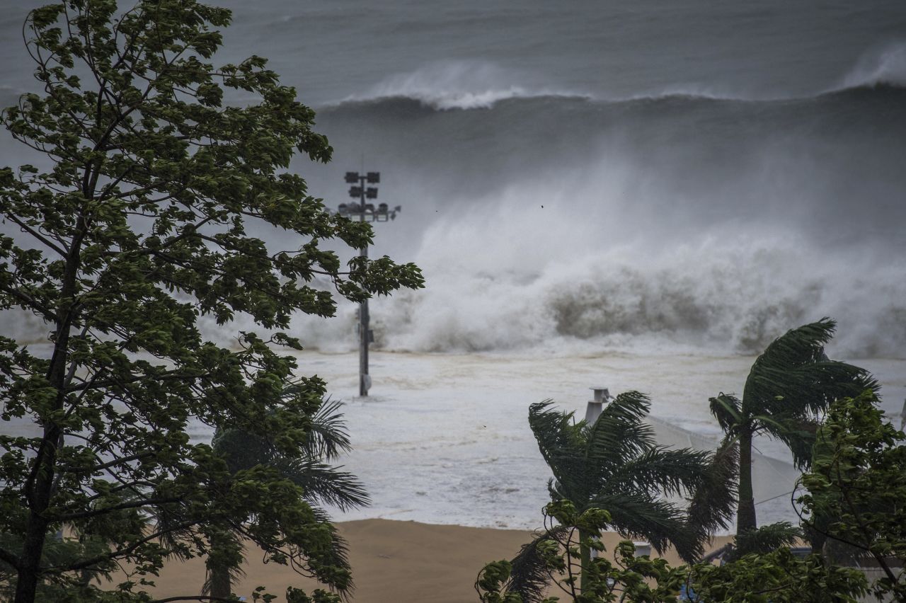 Huge waves surge in Shenzhen, China, on September 16.