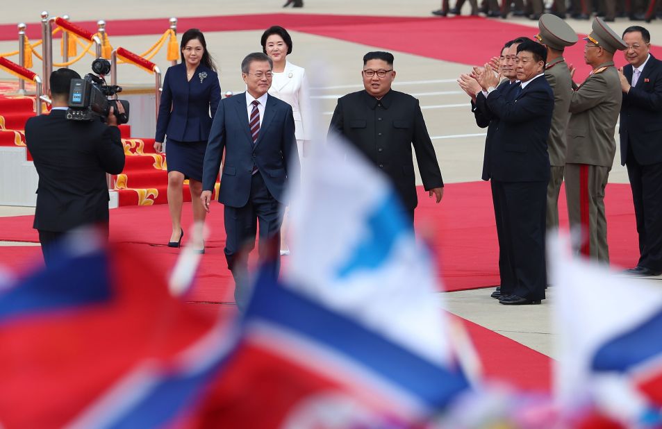 Kim meets Moon at the airport in Pyongyang on September 18.