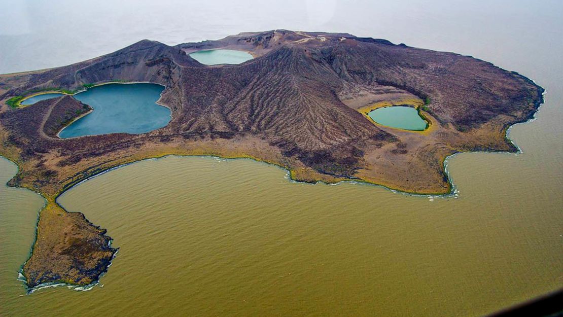 Central Island National Park: Volcanoes and crocodiles. 