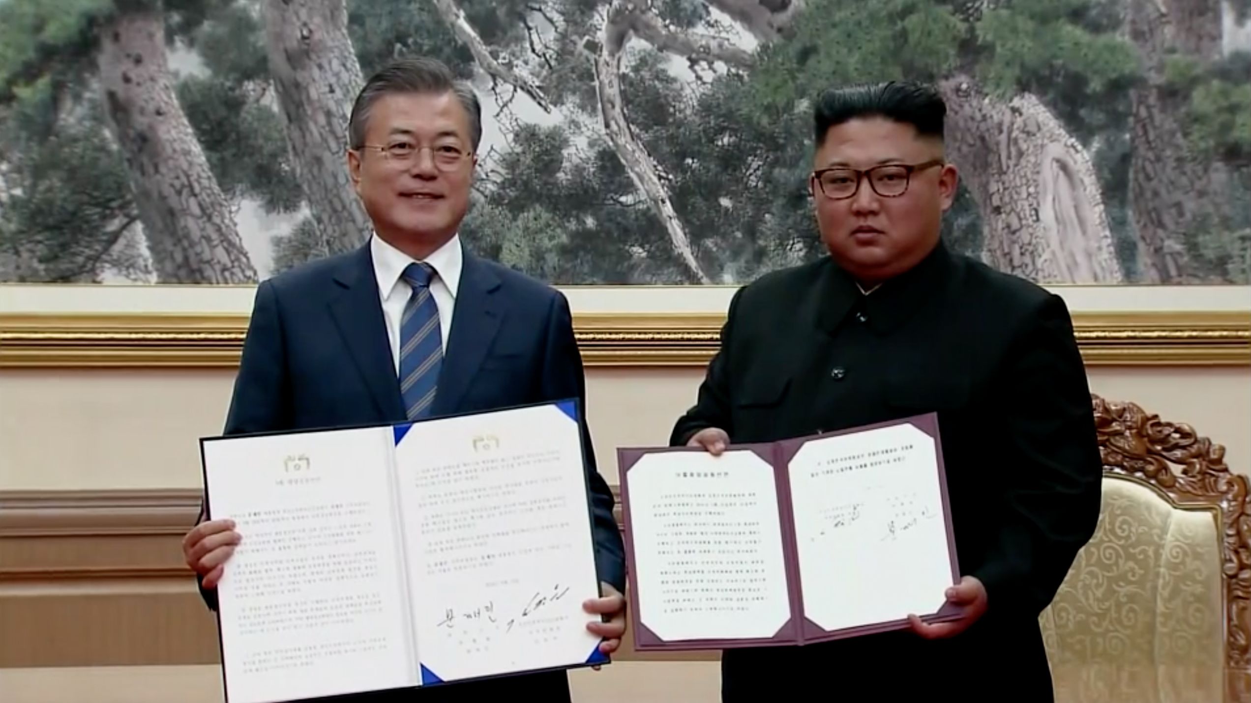 South Korean Presdient Moon Jae-in and Norht Korean leader Kim Jong Un after signing the agreement.