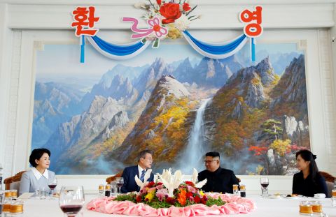 South Korean President Moon Jae-in and North Korean leader Kim Jong Un attend a luncheon.
