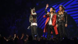 BELFAST, NORTHERN IRELAND - NOVEMBER 06:  G-Dragon, Taeyang, T.O.P, Daesung and Seungri of Korean band Bigbang receive the Best Worldwide Award during the MTV Europe Music Awards 2011 live show at at the Odyssey Arena on November 6, 2011 in Belfast, Northern Ireland.  (Photo by Ian Gavan/Getty Images)