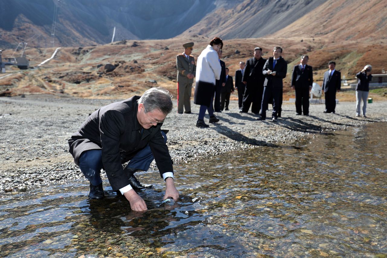 Moon Jae-in collects water from Heaven Lake at the bottom of Mount Paektu.