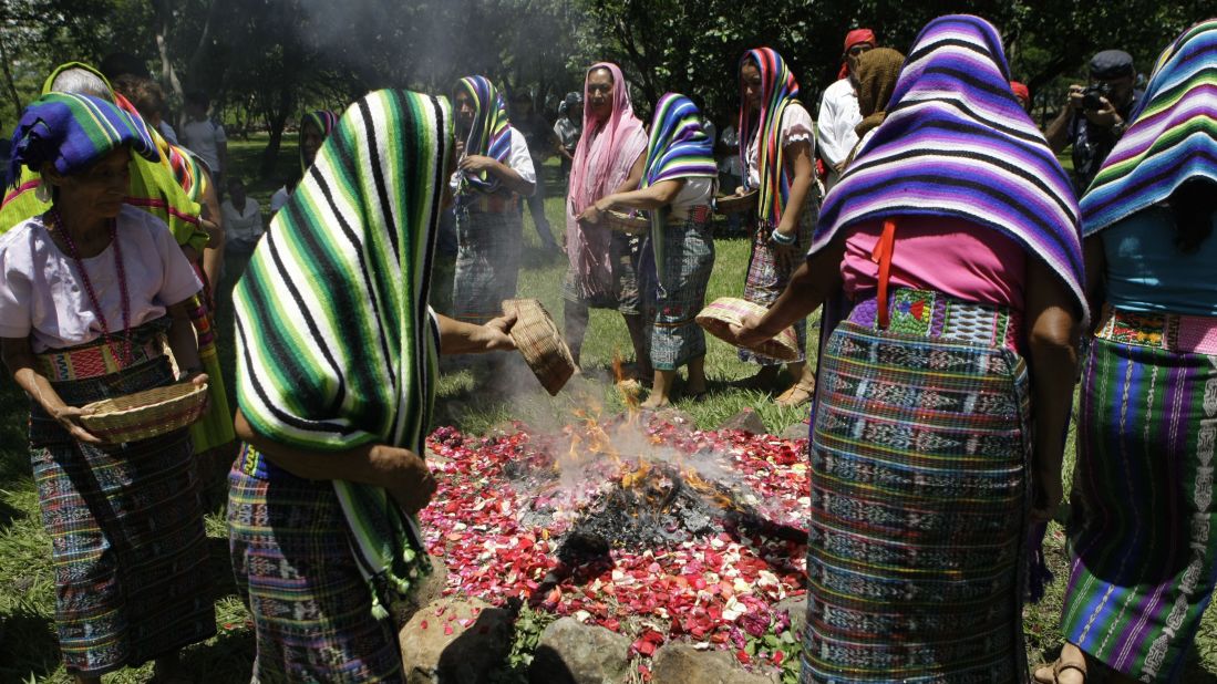 <strong>Aguilares, El Salvador:</strong> Indigenous women participate in a Mayan ceremony marking fall equinox at the Cihuatan ruins.