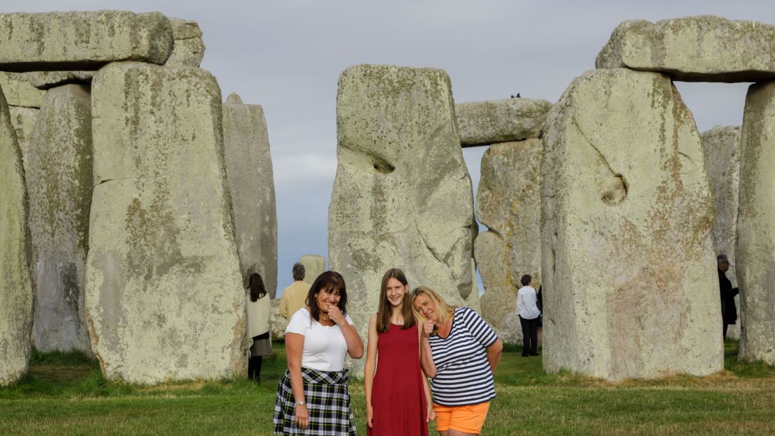 In the 2018 version of the photograph, Myska and her sister recreated their outfits from the original.