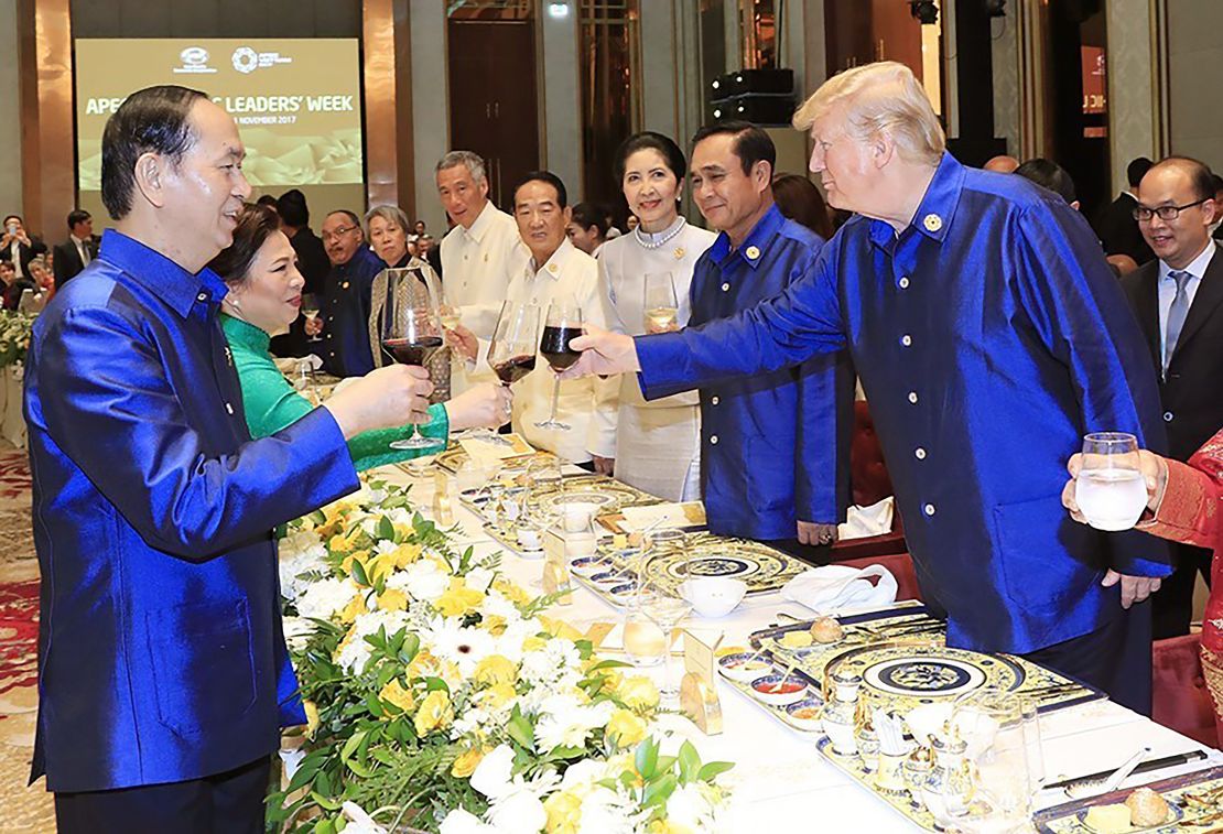 Tran Dai Quang makes a toast with US President Donald Trump (R) at the start of the Asia-Pacific Economic Cooperation (APEC) Summit leaders gala dinner in the central Vietnamese city of Danang on November 10, 2017. 