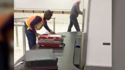 south africa baggage handler viral video vpx_00001718