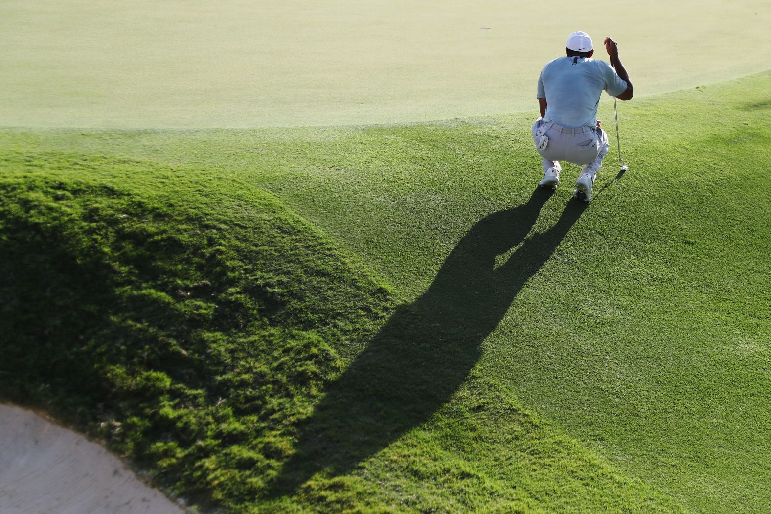 Woods lines up a putt on the 18th green during the second round on Friday, September 21.