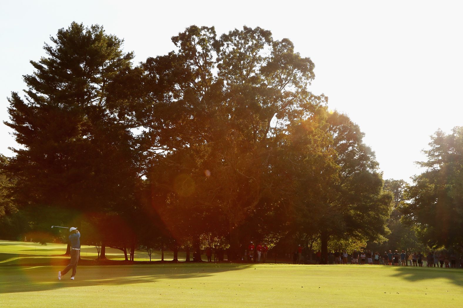 Woods plays a shot on the 17th hole Saturday.