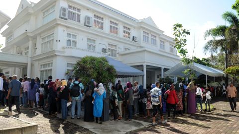 Maldivian voters living in Sri Lanka line up to cast their votes at the Maldivian High Commission in Colombo on September 23, 2018.