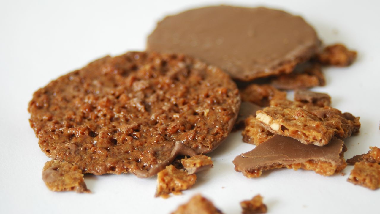 <strong>Crunchy cookies: </strong>Moscovitas are thin cookies suffused with toasted Spanish almonds, crunchy toffee, and bitter chocolate. They're a mainstay in Asturias.