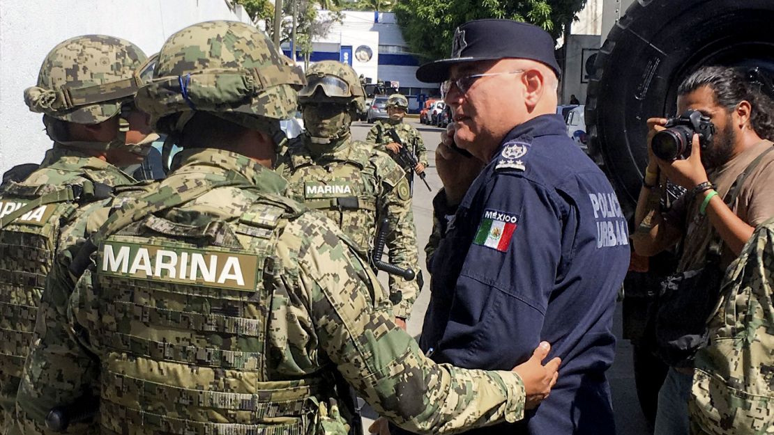Mexico's marines are taking part in the "intervention operations" of Acapulco's municipal police.