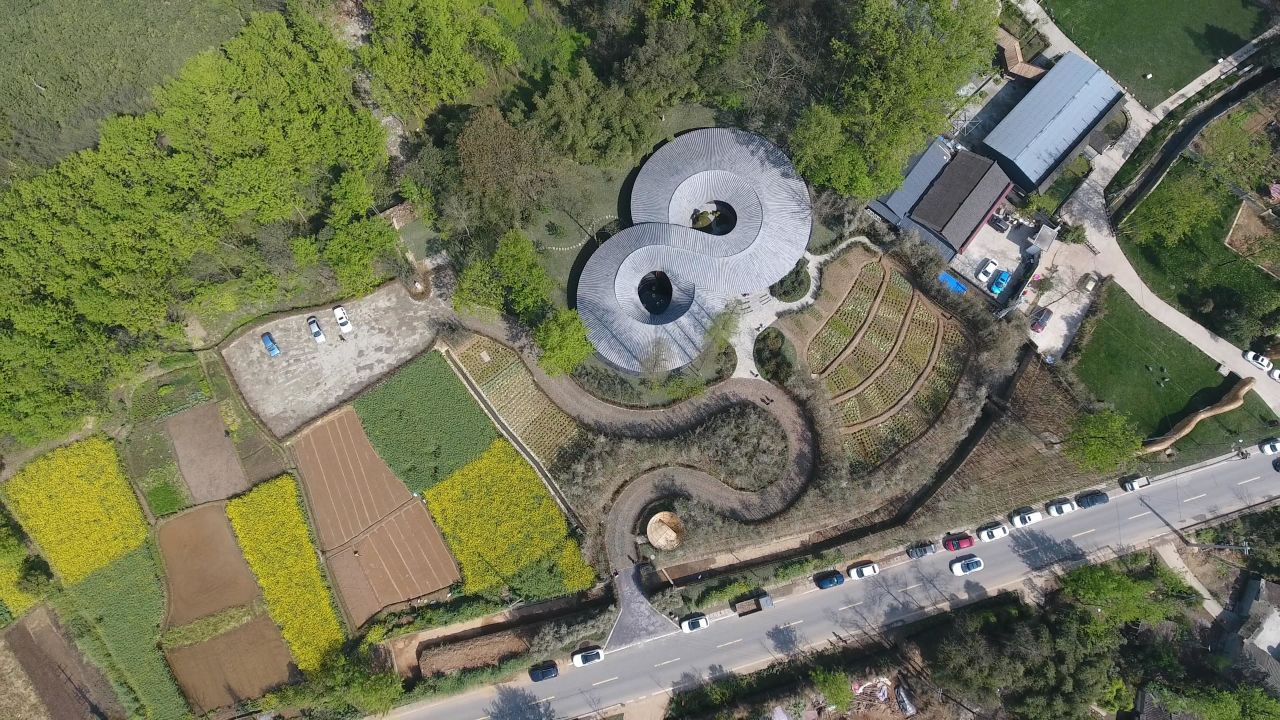 "In Bamboo" is an exhibition space and cultural center in Daoming, Sichuan province.