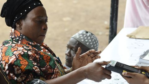 A voter uses a machine to print her thumbprint during the Osun State gubernatorial election in Ede, in the Osun State in southwest Nigeria, on September 22, 2018. (Photo by PIUS UTOMI EKPEI / AFP) 