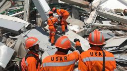 epaselect epa07060611 Indonesian rescuers work on the collapsed Roa Roa hotel as they try to find survivors in Palu, central Sulawesi, Indonesia, 01 October 2018. According to reports, at least 832 people have died as a result of a series of powerful earthquakes that hit central Sulawesi on 28 September 2018 and triggered a tsunami  EPA-EFE/MAST IRHAM