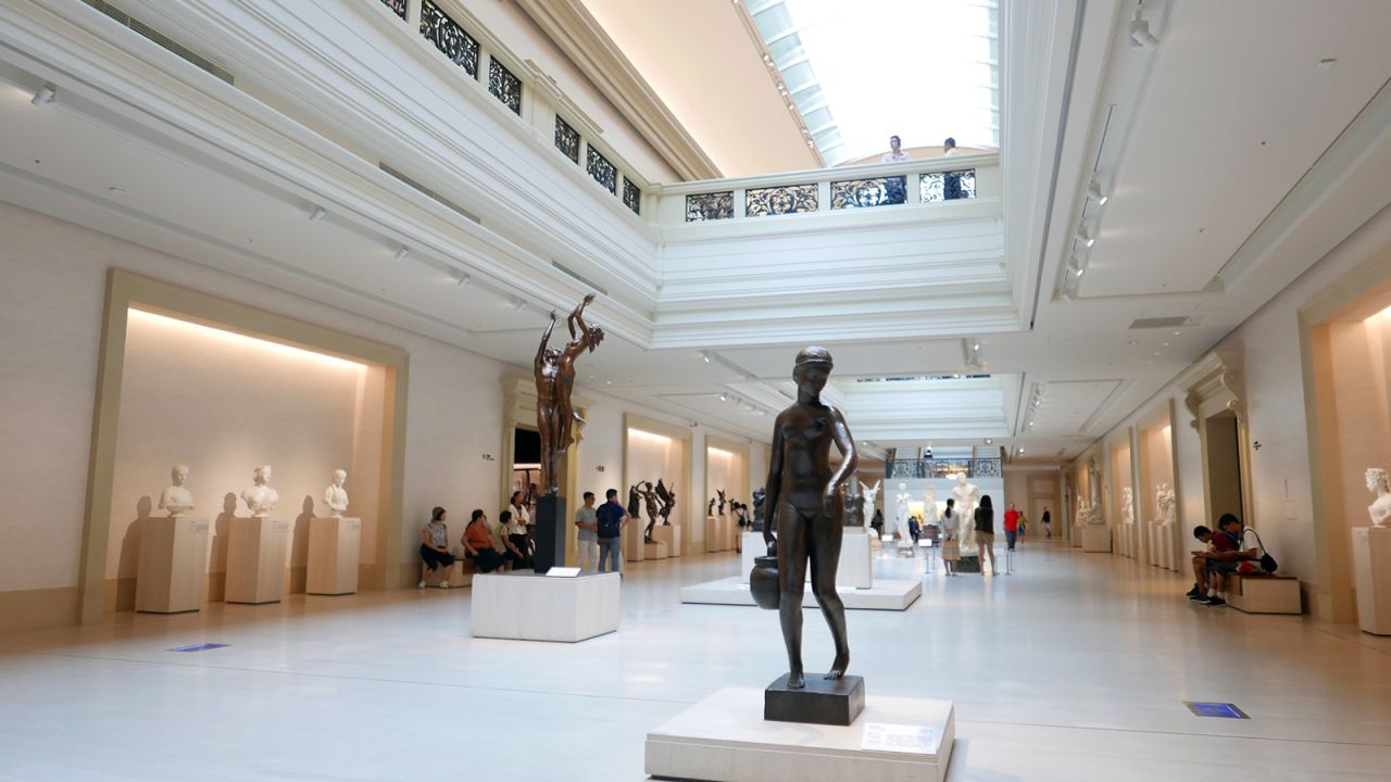 <strong>Sculpture Halls: </strong>The hallway leading to various galleries and halls is called the Sculpture Halls, showing sculptures from the ancient Greco-Roman period to the 20th century.