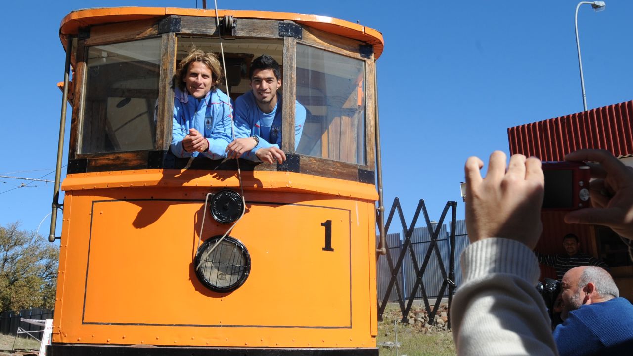 Uruguay's strikers Diego Forlan (L) and Luis Suarez pose during a visit to the Big Hole museum of mine history in Kimberley on June 9, 2010 ahead of the start of the 2010 World Cup football tournament in South Africa. AFP PHOTO / Rodrigo ARANGUA (Photo credit should read RODRIGO ARANGUA/AFP/Getty Images)