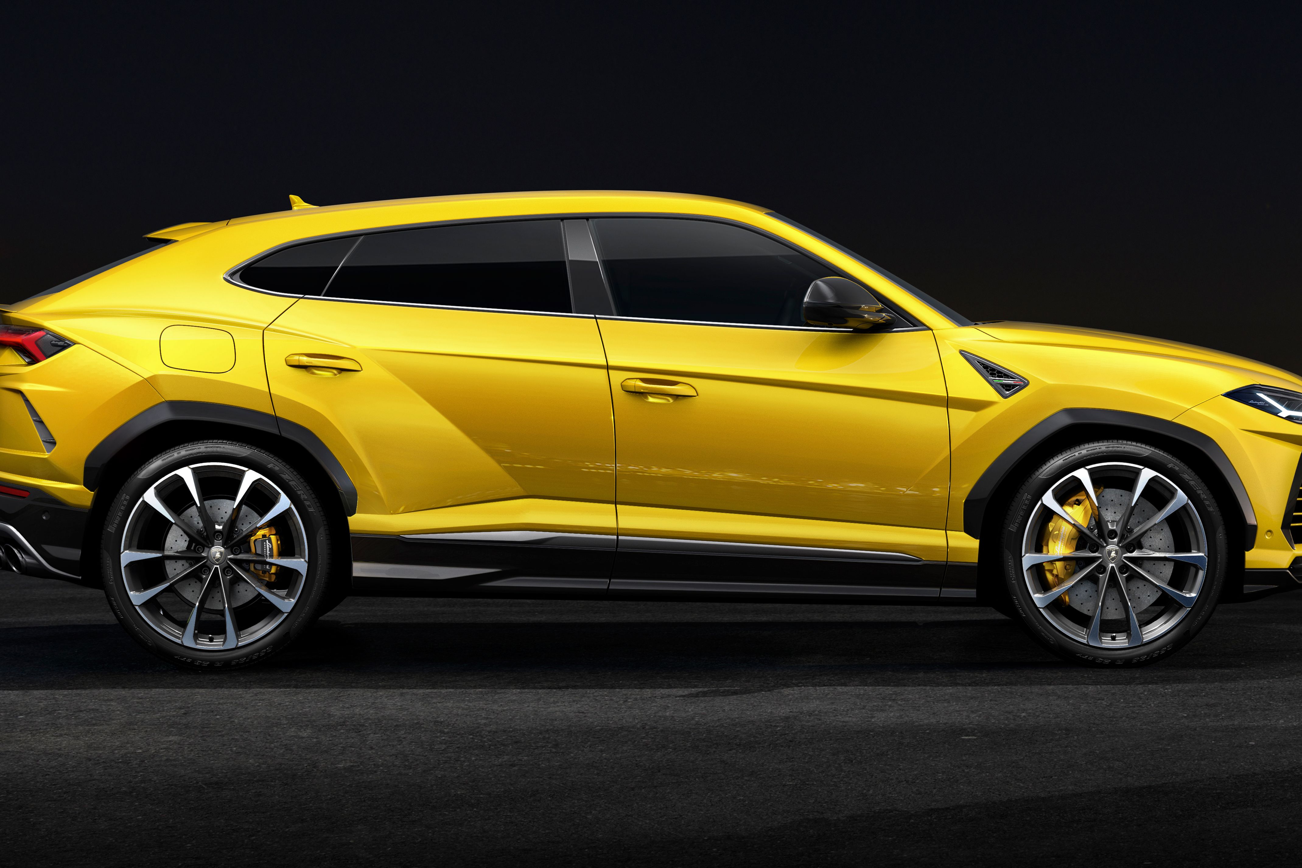 Lamborghini Urus: Looks like an SUV, drives like a supercar | CNN Business