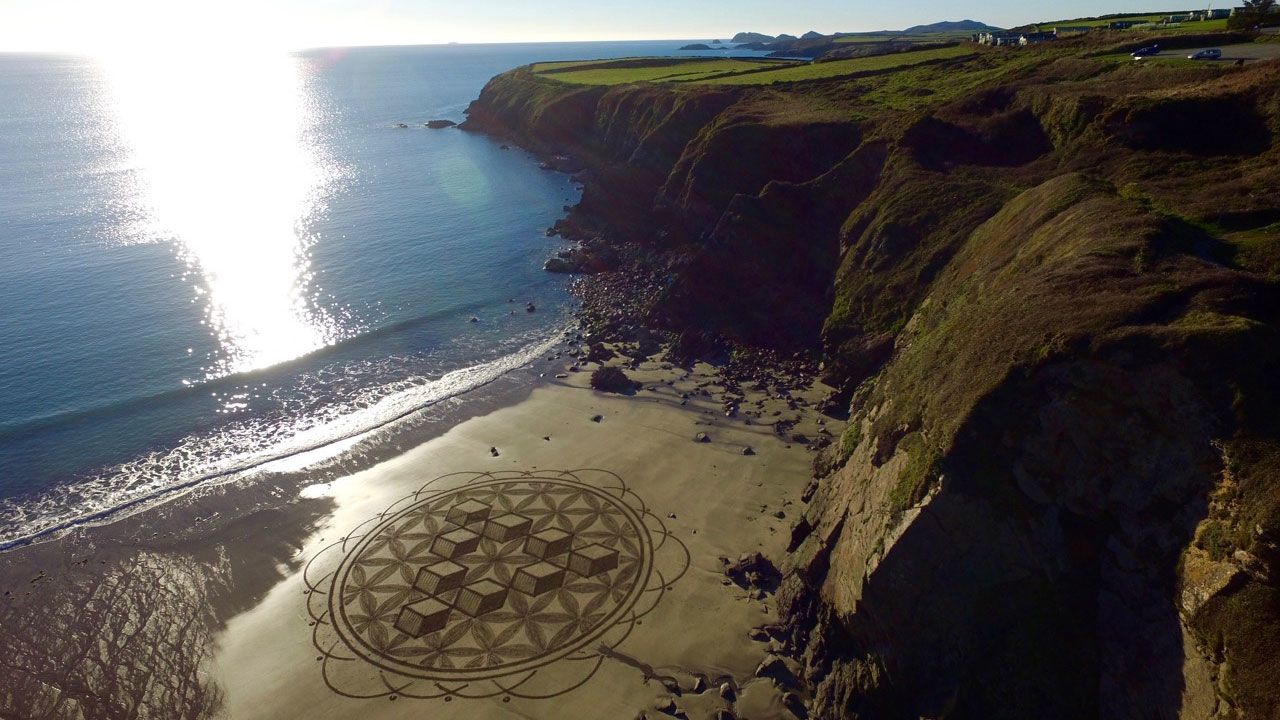 <strong>Family affair</strong>: Treanor tells CNN Travel he started the project when he was on vacation in Cornwall, southwestern England, with his kids. They created a six petaled flower. "We ran to the the top of the cliffs to look down and thought 'Ooh that's nice,'" recalls Treanor. "And that was the beginning really. <em>Pictured here: Sand art at Caerfai Bay, St Davids, Pembrokeshire, Wales </em>