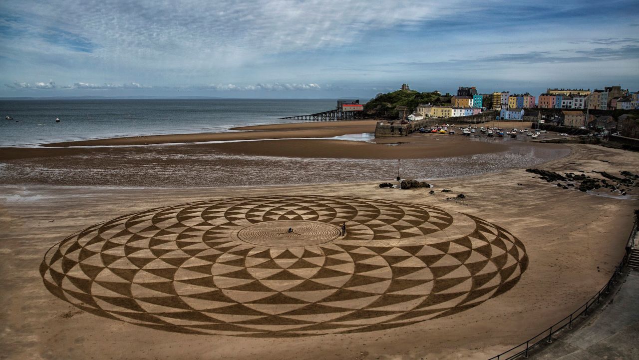 <strong>Forging connections:</strong> One of Treanor's most memorable creations was this intricate symbol created on the day of the UK General Election in 2015. A passerby helped him out and they shared a bond despite ideological differences. <em>Pictured here: Sand art at Tenby, Pembrokeshire, Wales </em>